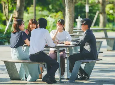 外で休憩する社員の様子